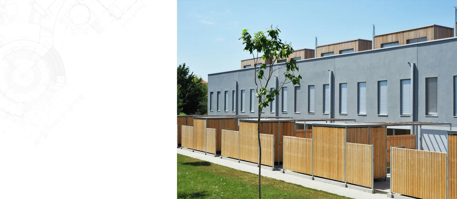 Vrstne hiše z lesenimi shrambami in mladim drevesom